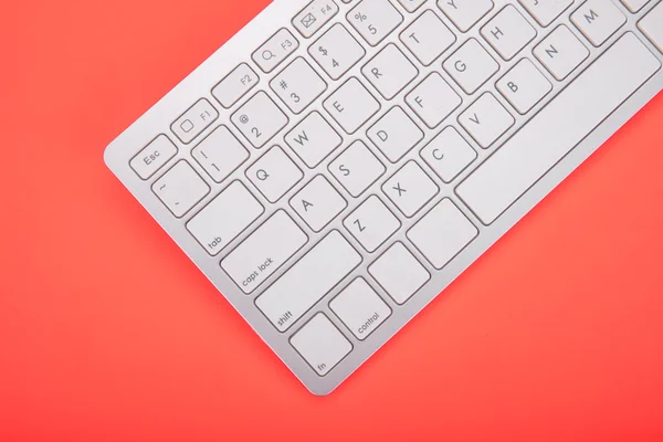Комп'ютерна клавіатура на помаранчевому фоні — стокове фото