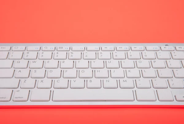 Tastiera per computer su sfondo arancione — Foto Stock
