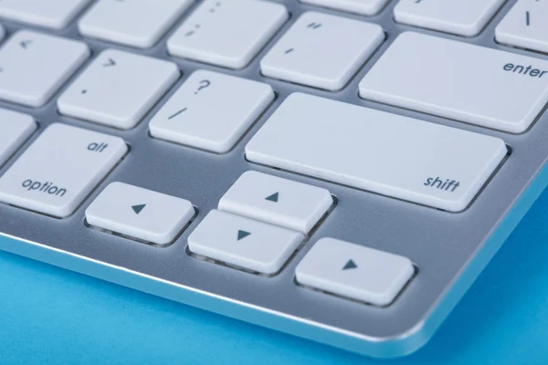 Computer keyboard on blue background — Stock Photo, Image