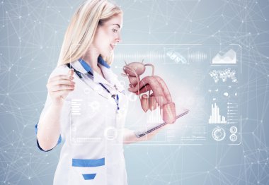 Çift pozlama doktor tutan insan organı (penis) ve tablet, gri arka plan.