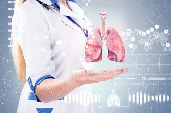 Dubbele blootstelling, arts met stethoscoop en longen op de handen. grijze achtergrond. — Stockfoto