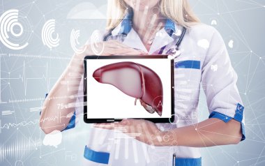 Çift pozlama, insan organları (karaciğer) tutan doktor ve tablet, gri arka plan.