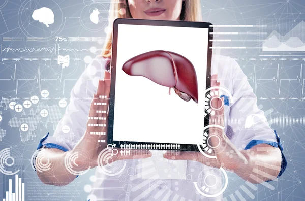 Doppia esposizione, medico in possesso di organi umani (fegato) e tablet, sfondo grigio . — Foto Stock