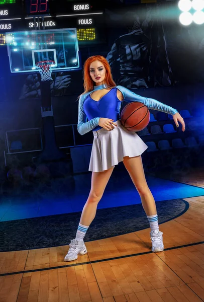 Menina cheerleader Sexy posando em frente ao backboard de basquete com informações e pontuação do jogo. Poster retoque oi-end — Fotografia de Stock