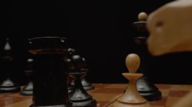 Yakın plan satranç oyunu. Satranç tahtasındaki oyundan önce hazırlanan tahta satranç taşları. Kamera satranç tahtası boyunca hareket eder. Yüksek kalite 4k görüntü