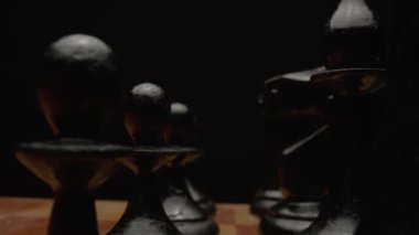 Yakın plan satranç oyunu. Satranç tahtasındaki oyundan önce hazırlanan tahta satranç taşları. Kamera satranç tahtası boyunca hareket eder. Yüksek kalite 4k görüntü