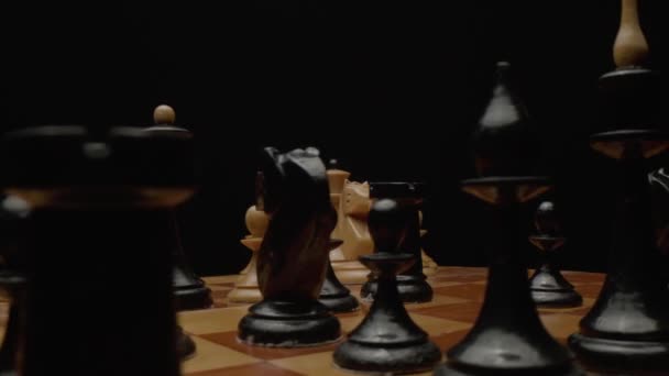 Tabuleiro de xadrez de madeira com figuras de xadrez prontas para o jogo e  mão do homem fazendo movimentos de xadrez