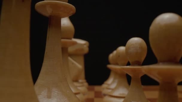 Schach Aus Nächster Nähe Holzschachfiguren Bereiten Sich Vor Dem Spiel — Stockvideo