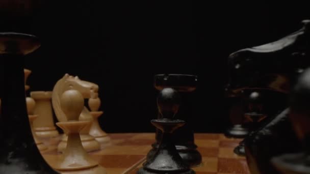 閉鎖チェスゲーム チェスボード上のゲームの前に準備木製のチェスの駒 カメラはチェス盤に沿って動く 高品質4K映像 — ストック動画