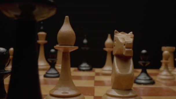 特写国际象棋游戏棋盘上赛前准备的木制棋子 摄像机沿着棋盘移动 高质量的4K镜头 — 图库视频影像