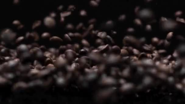 Exploderande Och Fallande Kaffebönor Högkvalitativ Film — Stockvideo