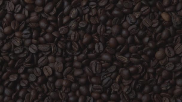 Svarvning av kaffebönor på ett bord — Stockvideo