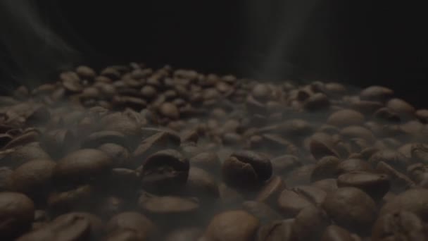 Närbild av rökta kaffebönor. Doftande kaffebönor är rostade rök kommer från kaffebönor. — Stockvideo