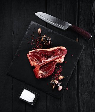 Çiğ et turşusu ve siyah taşlı baharatlı biftek.