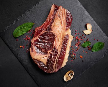 Çiğ et turşusu ve siyah taşlı baharatlı biftek.