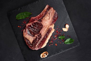 Çiğ et turşusu ve siyah taşlı baharatlı biftek.