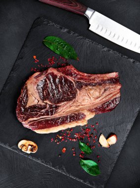 Çiğ et turşusu ve siyah taşlı baharatlı biftek.