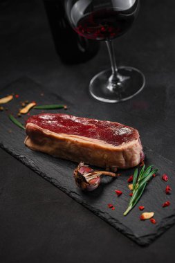 Çiğ et turşusu ve siyah taşlı baharatlı biftek.