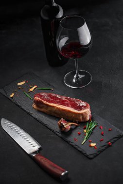 Çiğ et turşusu ve siyah taşlı baharatlı biftek.