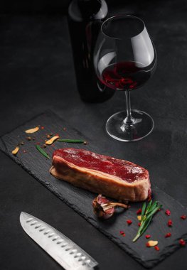 Çiğ et turşusu ve siyah taşlı baharatlı biftek.