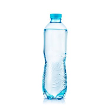 Beyaz arka planda izole edilmiş plastik temiz su şişesi