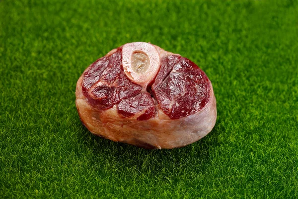 生鲜多汁的大理石肉 放在青草地 红葡萄酒肉 — 图库照片