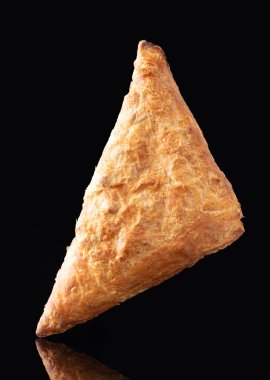 Siyah arka planda izole edilmiş Gürcü taze ekmeği. Lavaş. Tereyağlı pide..