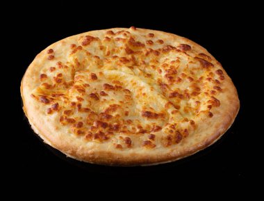 Siyah arka planda izole edilmiş Gürcü taze ekmeği. Lavaş. Tereyağlı pide..