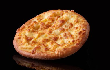 Siyah arka planda izole edilmiş Gürcü taze ekmeği. Lavaş. Tereyağlı pide..