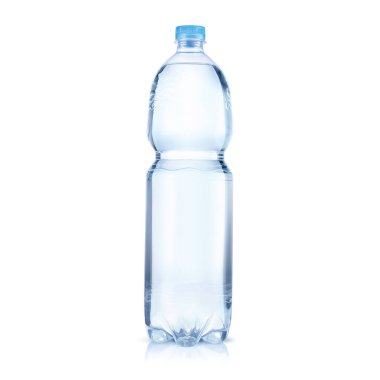 Saf suyla plastik şişe. Maden suyu şişesi maketi. Beyaz arkaplanda izole edilmiş şişe