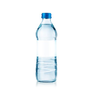 Saf suyla plastik şişe. Maden suyu şişesi maketi. Beyaz arkaplanda izole edilmiş şişe