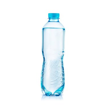 Saf suyla plastik şişe. Maden suyu şişesi maketi. Beyaz arkaplanda izole edilmiş şişe