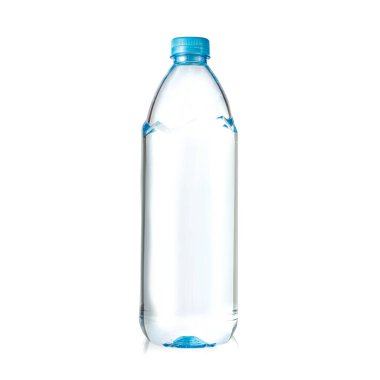 Saf suyla plastik şişe. Maden suyu şişesi maketi. Beyaz arkaplanda izole edilmiş şişe
