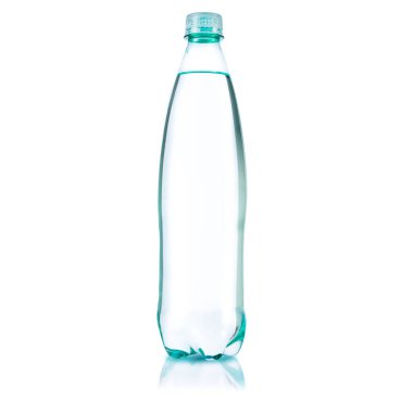 Saf suyla plastik şişe. Maden suyu şişesi maketi. Beyaz arkaplanda izole edilmiş şişe