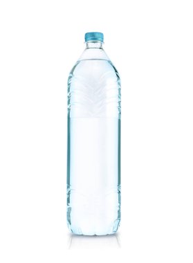 Saf suyla plastik şişe. Maden suyu şişesi maketi. Beyaz arkaplanda izole edilmiş şişe