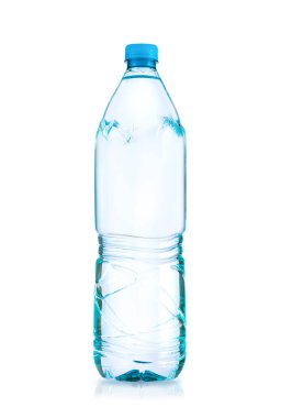 Saf suyla plastik şişe. Maden suyu şişesi maketi. Beyaz arkaplanda izole edilmiş şişe