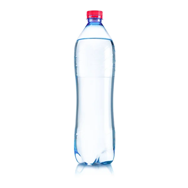 精製水とプラスチックボトル ミネラルウォーターボトルモックアップ 白地に隔離された瓶 — ストック写真