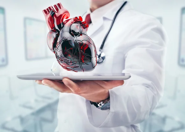 Lekarz z sercem w ręce w szpitalu — Zdjęcie stockowe
