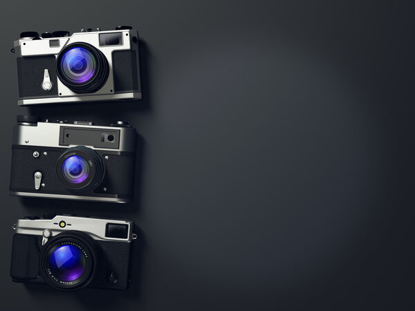 Ретро-камера на черном фоне
