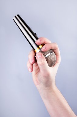 Erkek el mikrofon ile