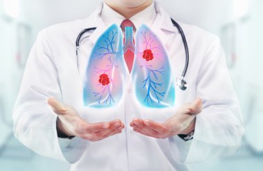 Steteskoplu bir doktor hastanede.