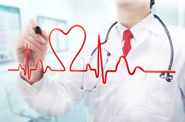 Steteskoplu bir doktor hastanede.