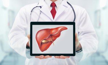 Doktor stetoskop ve bir hastane içinde laptop ile