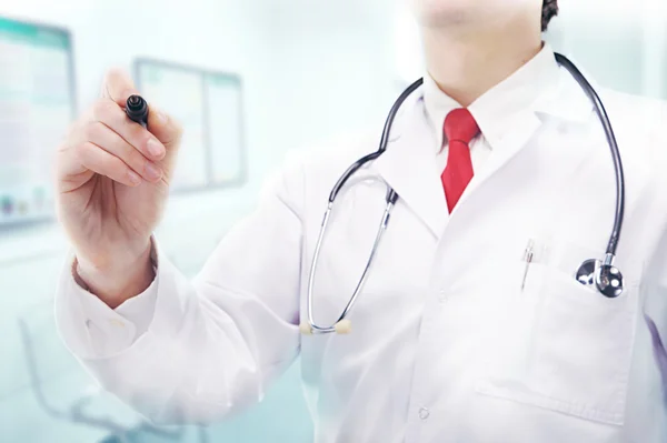 Läkare med stetoskop på sjukhus — Stockfoto