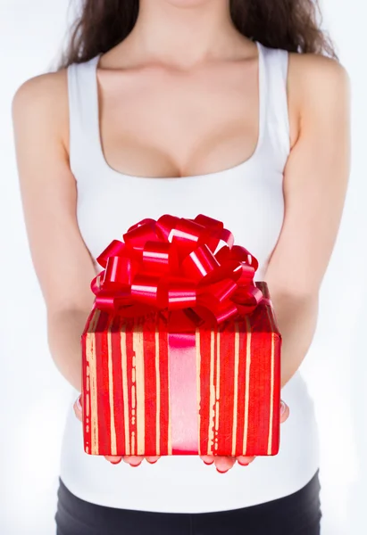 Frau mit Geschenk — Stockfoto