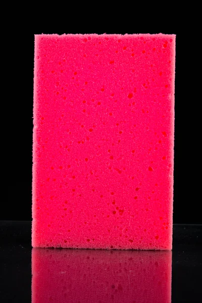 Esponja roja sobre negro — Foto de Stock