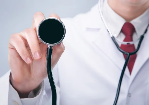 Médico com estetoscópio em um hospital — Fotografia de Stock