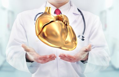 Doktor stetoskop ve bir hastanede ellerinde altın kalp