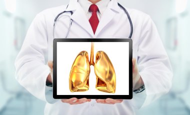 Doktor stetoskop ve bir hastanede ellerinde altın akciğerleri ile