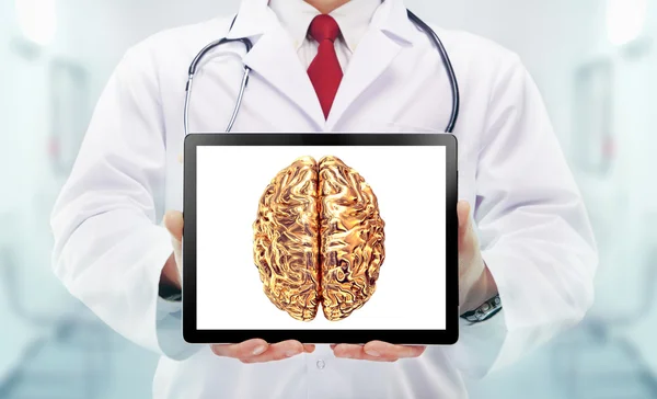 Doutor com estetoscópio e cérebros dourados nas mãos em um hospital — Fotografia de Stock